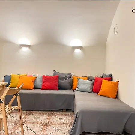 For 12 Guests In Center