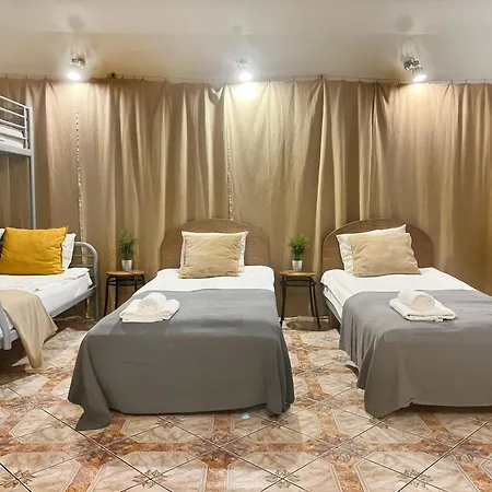 For 12 Guests In Center