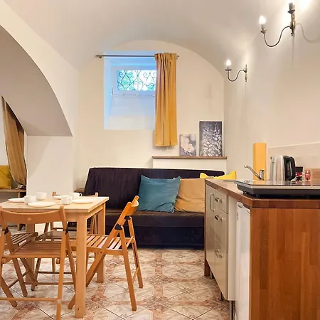 For 12 Guests In Center