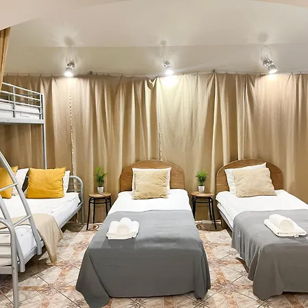 For 12 Guests In Center