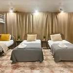 For 12 Guests In Center
